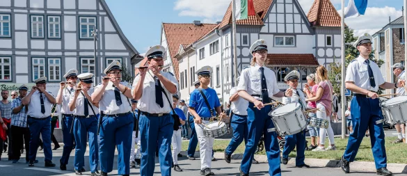 Der Spielmannszug Blau-Weiß Lemgo eröffnet am Ostertor den musikalischen Lockruf. - © Schützengesellschaft Lemgo