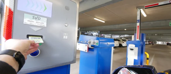 Das halbrunde schwarze Kameraauge an der Schranke scannt beim Einfahren ins Parkhaus am Finanzamt das Autokennzeichen. Wer mag, kann sein Nummernschild mit der Gelben Bonuskarte des Stadtverkehrs (SVD) verknüpfen. und muss künftig gar nichts mehr tun. Solange Guthaben auf der Karte ist, geht die Schranke beim Ein- und Ausfahren einfach auf. - © Jost Wolf