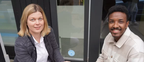 Esther Rosenbrock und Dennis Omar aus dem Team des Familien-Info-Treffs der Stadt Detmold in der Schülerstraße. Dort können Durstige ab sofort ihre Wasserflaschen kostenlos auffüllen. - © Stadt Detmold