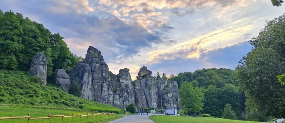 Die Externsteine sind nicht nur ein touristischer Anziehungspunkt. Auch heidnische Rituale und Zeromonien finden dort statt. - © Archivfoto: Anne Wolf