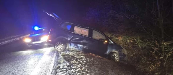 Der Van kommt von der Straße ab und landet im Graben. - © Reinhard Bellach