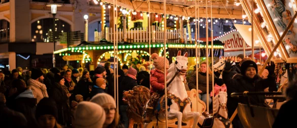 Das Nostalgie-Karussell auf dem Marktplatz ist ein Klassiker für die ganze Familie. - © Stadt Detmold
