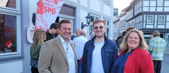 Alexander Baer (SPD, links) mit Parteikollege Eike Homringhaus und Landratskandidatin Ilka Kottmann am Wahlabend in Lemgo. Er konnte sich gegen Bürgermeister Markus Baier nicht durchsetzen. - © Katrin Kantelberg