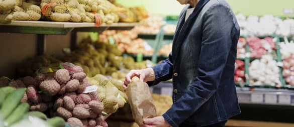 Landwirte erhalten für Kartoffeln und Gemüse aktuell 20 Prozent weniger Geld als noch vor einem Jahr. Im Supermarkt wirken sich sinkende Erzeugerpreise aber nicht automatisch auf die Verbraucherpreise auf. - © picture alliance / photothek