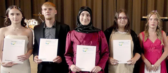 Haben ihren Abschluss geschafft (von links): Emely Eckstein, Artjom Deckert, Rabia Cakir, Lena Becker und Lia-Emilia Baumgart. - © Rudi Rudolph