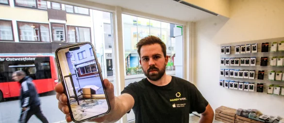 Kilian Stranghöner ist Opfer eines Einbruchs geworden. Auf seinem Handy zeigt er das Chaos. dass der oder die Täter hinterlassen haben. - © Daniel Salmon