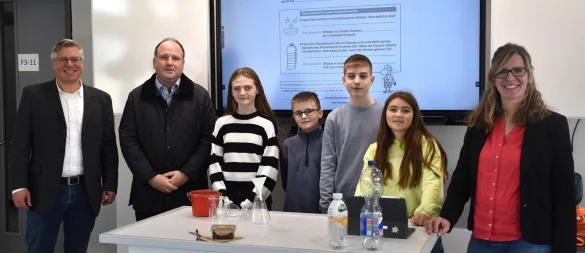 Schulleiter Michael Hanke und Bürgermeister Christoph Dolle lassen sich von Schülern den neuen Chemieraum zeigen. - © HVG