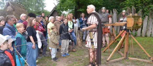 Hans-Werner Berg (vorne) zeigt ein Torsionsgeschütz. - © Sibylle Kemna