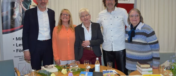 Klaus Drücker (von links), Christina Sievert, Elisabeth Webel, Gerd Borchers und Ursula Heer waren ganz Ohr. - © Fotorechte: Freunde und Förderer der Stadtbücherei Lemgo e.V.