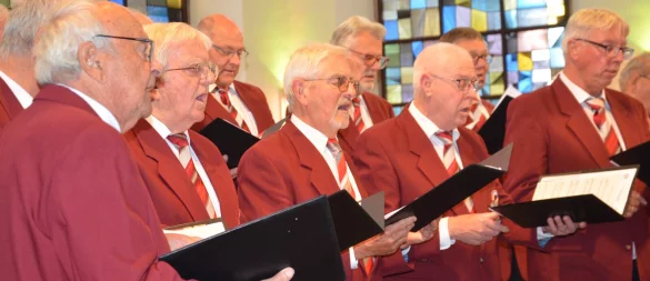 Vierstimmig erfreuten die Sänger des MGV Leopoldshöhe unter der Leitung von Dominik Weidner auf ihrem Herbstkonzert mit harmonischem, ausdrucksvollem Chorgesang.
Foto: Sibylle Kemna - © Sibylle Kemna