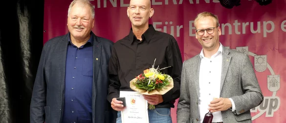 Er ist Sportler des Jahres: Karsten Trachte (Mitte). Sportausschussvorsitzender Willi Düwel (links) und Bürgermeister Borris Ortmeier gratulieren. - © Rudi Rudolph