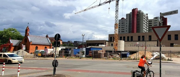 Hier wird die Fahrradstraße von der Teutoburger Straße in die Rohrteichstraße verschwenkt - künftig mit Verkehrsinsel auf der Teutoburger. In den Neubau des Klinikums Mitte (flach, vor der Klinik) fahren aber ab Mitte 2026 Rettungs- und Notarztwagen, für die Klinik ein Problem. - © Kurt Ehmke