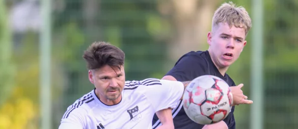 Immer wieder lieferten sich Fynn Luca Jobst (rechts) von der FSV Pivitsheide und Marco Bovino vom TuS Horn-Bad Meinberg packende Duelle. - © Egon Penner