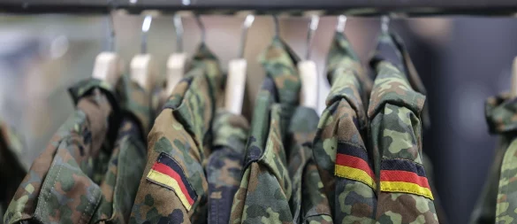 Pläne zur Wiedereinführung der Wehrpflicht haben jetzt neuen Streit in der Bundesregierung ausgelöst. - © Oliver Berg/dpa