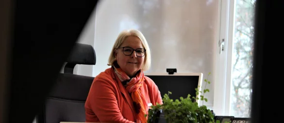 Kerstin Höltkemeyer-Schwick an ihrem Schreibtisch in der JVA Bielefeld-Senne. Normalerweise stapeln sich hier Akten. Wegen ihres anstehenden Ruhestands hat sie bereits angefangen, aufzuräumen. - © Lukas Brekenkamp