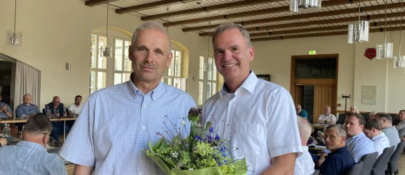 Bürgermeister Heinz Dieter Krüger dankt Claus Rafael Müther (rechts). - © Cordula Gröne