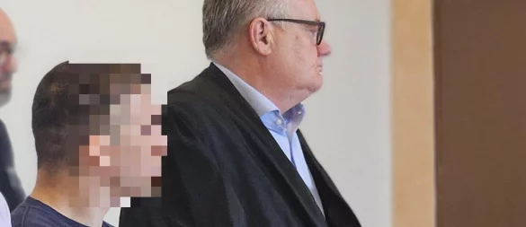 Der Angeklagte (32) erhebt sich an der Seite seines Verteidiger Dr. Dirk Werner Meinicke aus Hamburg zum Beginn des zweiten Prozesstages vor dem Schwurgericht. - © Janet König