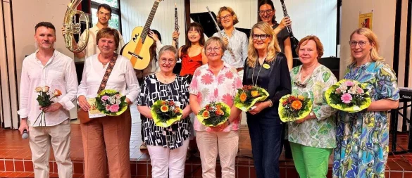 Aktive und Sponsoren: Musikschulleiter Florian Altenhein (vorne, von links) mit Ingrid Bobenhausen, Sibylle Noack und Gabriele Johnson ("Frauen für Lemgo") sowie Ina Schröder, Eva Alvermann und Stefanie Drücker (Inner-Wheel-Club Bad Salzuflen-Lemgo), Manuel Konnerth (Tenorhorn, hinten, von links), Joleen Brokmeier (verdeckt von der Gitarre), Amy Yang-Konnerth (Oboe), Anne-Christin Franke (Querflöte) und Sabrina Garlik (Klarinette). - © Musikschule Lemgo