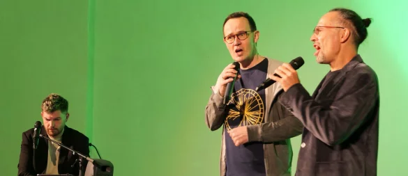 Das Programm "Drei Stimmen für ein Halleluja" begeistert in der Martln-Luther-Kirche. Tobi Hebbelmann (von links), Marc Sahr und Eddi Hüneke beim Konzert. - © Thomas Krügler