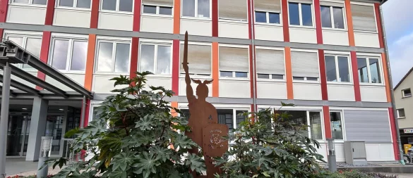 Der Hermann soll vor dem Rathaus bleiben. - © Stadt Lügde