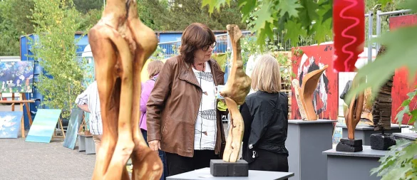 Auf dem Außengelände sind Holz- und Metallskulpturen ebenso wie großformatige Bilder zu sehen, aber auch Textiles. Foto: Karin Prignitz - © Karin Prignitz