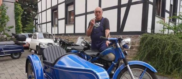 Die zerlegten Überreste einer Nimbus hat Helmut Potthast 1989 am Straßenrand in Dänemark entdeckt. Was seine Familie damals für Schrott gehalten hat, hat der Sabbenhausener liebevoll restauriert. Seit vergangenem Jahr hat das Motorrad auch einen Beiwagen. - © Michaela Weiße