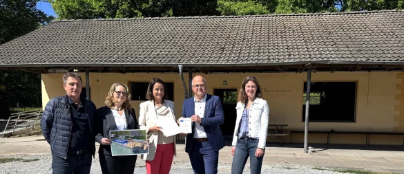 Freuen sich auf die Multisportanlage: Michael Weber (Bauamt Schlangen), Architektin Claudia Günther, Regierungspräsidentin Anna Katharina Bölling, Bürgermeister Marcus Püster, Kathrin Hunstig-Bockholt ( Leader-Programm). - © Gemeinde Schlangen