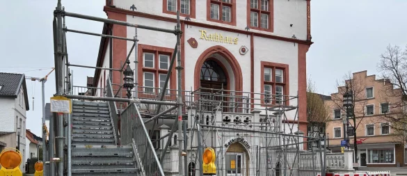 Die provisorische Treppe sichert den Fluchtweg am Historischen Rathaus. - © Thomas Reineke