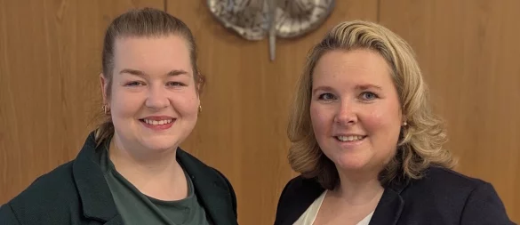 Nicole Krüger (rechts) und ihre Stellvertreterin Samantha Trzeciak-Hawes
stellen den Gleichstellungsplan des Kreises Lippe vor. - © Kreis Lippe