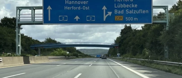 Die Fahrspuren auf der A2 sind in Höhe der „Schnapsbrücke“ (im Hintergrund) wieder frei. - © Thomas Reineke