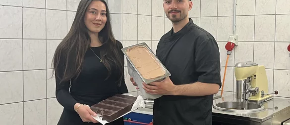 Die Inhaber des Steinheimer Eiscafés Rialto Acelya Afra Toscani-Bozkurt (l.) und Recep Berk Bozkurt geben exklusive Einblicke hinter die Kulissen ihrer Eistheke. - © Dana Johanna Stoll