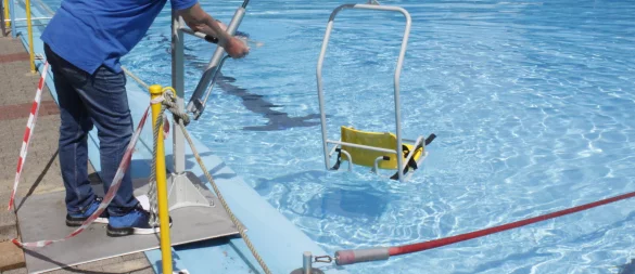 Der erste Vorsitzende des Freibadverein Berlebeck-Heiligenkirchen demonstriert den neu installierten Becken-Lift, der als große Hilfe für Menschen mit Handicap dienen soll. In Betrieb wird er voraussichtlich ab dem 25 .Mai. gehen. - © Juliana Szabo