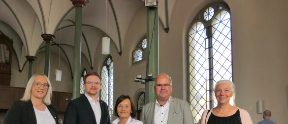 Der Tag des Jubiläums war von großer Dankbarkeit allen gegenüber geprägt, die die Kita „Regenbogen“ über die Jahre begleitet haben: (von links) Anna Hohlfeld, Patrik Benzler, Marion Gurcke, Bürgermeister Marcus Püster und Gudrun Babendererde von der Lippischen Landeskirche. - © Johanniter Lippe-Höxter