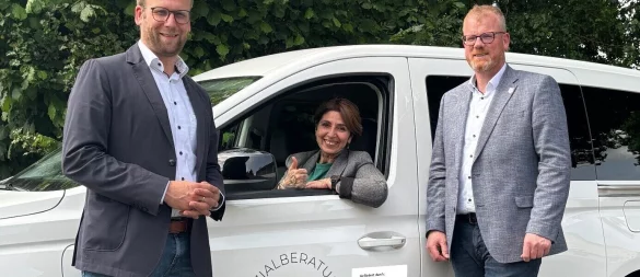 Barntrups Bürgermeister Borris Ortmeier (links) und Dörentrups Bürgermeister Friso Veldink freuen sich gemeinsam mit Projektmitarbeiterin Esra Kanbal (im Auto) über das neue Fahrzeug für die Bürger. - © Stadt Barntrup/Gemeinde Dörentrup
