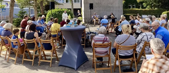 Ein etwas anderer Gottesdienst, Sonntagnachmittag und draußen: Vor der Heilig-Geist-Kirche fanden sich an die 50 Haustier-Freunde ein. - © Bildrechte: Heilig Geist / St. Nicolai
