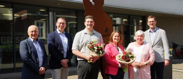 Bürgermeister Matthias Kalkreuter (rechts) und die Vorsitzende des Ausschusses für Soziales, Demografie und Gesundheit, Brigitte Herrmann (2. von rechts), begrüßen Kristina-Karolina Eitner (3. von rechts) und Dennis Nolting als neue Behindertenbeauftragte der Stadt Lage. Mit dabei sind der Fachgruppenleiter Soziales, Diemo Dölle und Fachbereichsleiter Bildung, Jugend und Soziales, Frank Rayczik (von rechts). - © Stadt Lage