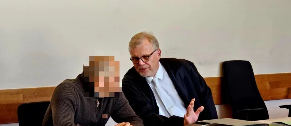 Der 42-jährige Angeklagte aus Enger (Kreis Herford) wartet an der Seite seines Verteidigers Johannes Salmen aus Lage auf den Verhandlungsbeginn. Die vorgeworfene Brandserie auf den Rohbau des Kita-Neubaus in Bad Salzuflen ist inzwischen schon ein Jahr her. - © Janet König