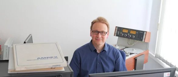 Menschliche Kreativität und digitale Technik ergänzen sich. Professor Aristotelis Hadjakos erforscht das Zusammenspiel von Mensch und Maschine im Bereich der Musik. - © Thomas Krügler