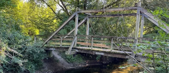 Die alte Holzbrücke über die Werre wird abgerissen. - © Stadt Lage