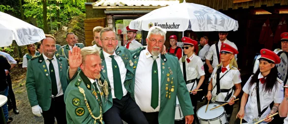 Der künftige Kaiser Daniel Herden lässt sich von seinen Vereinskameraden zu seinem Thron tragen. - © Nicole Ellerbrake