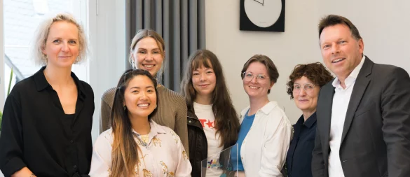 DDW und Junge Wortkunst erhalten den WW Kulturpreis 2025: (von links) Corinna Rox (Fachbereichsleitung Stadt Detmold), Thien Kim Schütte (Detmolder Design Woche), Linda Schulte-Frankenfeld (Detmolder Design Woche), Kara Pohlmann (KMH Kreativkollektiv), Helena Haverkamp (KMH Kreativkollektiv), Sabine Kuhfuss (Kulturteam Stadt Detmold) und Bürgermeister Frank Hilker. - © Torben Gocke