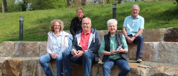 Dunja Raimann (von links), Werner Prüßner, Dieter Hartwig, Elisabeth Webel und Rainer Dubbert stellen das Programm des ersten Taller Kultursommers am Amphitheater im Berggarten vor. - © Nadine Uphoff