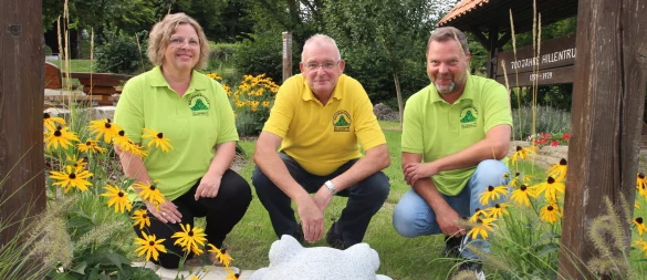 Freuen sich aufs Festwochenende zum 50-jährigen Bestehen der "Nachbarschaft Hillentrup": Vorsitzender Martin Grenner (Mitte) mit den Vorstandsmitgliedern Alexandra Domack und Nils Domack. - © Jens Rademacher