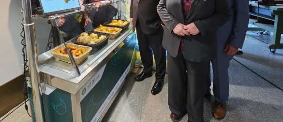 Freuen sich, Teil der KI-Ausstellung im NRW-Landtag zu sein: Nicolas Biere und Denise Spintzyk (Geschäftsführer der Bäckerei Biere), Kreishandwerksmeister Mickel Biere, Michael Lutter (Hauptgeschäftsführer der Kreishandwerkerschaft Paderborn-Lippe), Andrea Hegerbekermeier (Geschäftsführerin) und Meinolf Haase (Kreis Lippe, von links). - © rw-system
