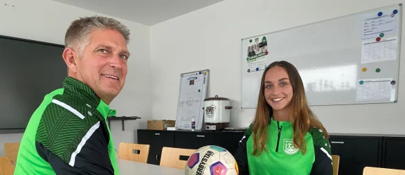Andreas Suermann, Teamverantwortlicher des TuS Eichholz-R., und Spielführerin Hannah Meyer kennen sich in der lippischen Frauenfußball-Szene aus. - © Sebastian Lucas