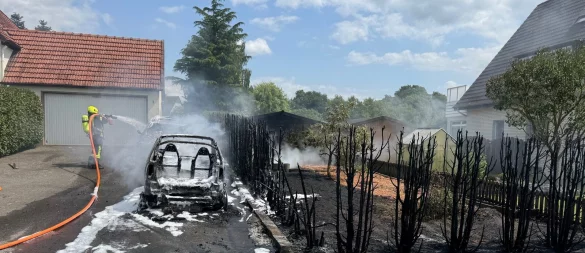 Eine Hecke und zwei Autos wurden beschädigt. - © Feuerwehr Herford