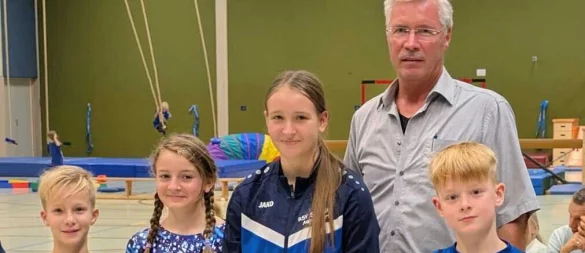 Vorsitzender Burghard Stein ehrt (vorne) Luca Pankratz, Josias Martens und Hanne Lehmeier sind Landesmeister bei den Schülern. Finja Lehmeier wurde bei den Juniorinnen Vizelandesmeisterin. - © RSV Schwalbe Augustdorf