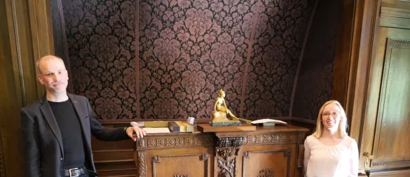 Nach 80 Jahren aus dem Dornröschenschlaf wachgeküsst: Kuratorin Lisa-Marie Bergann und Dr. Christian Steinmeier stellen "unsichtbare" Instrument in der Schlossbibliothek vor. - © Thomas Krügler