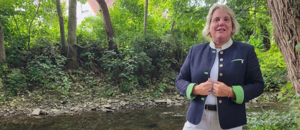 Die Werre bedeutet Martina Hannen viel. Am Flussufer haben wir sie zum Interview getroffen. - © Vasco Stemmer
