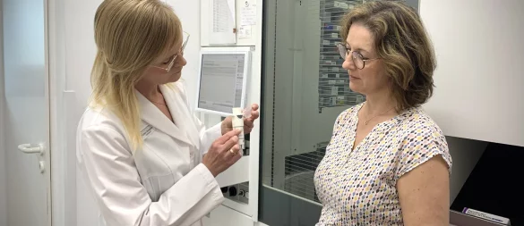 Apothekerin Marleen Windgätter (links) und Mitarbeiterin Lena Teichrib vor dem Lager der Apotheke. - © Bildrechte: Marleen Windgätter